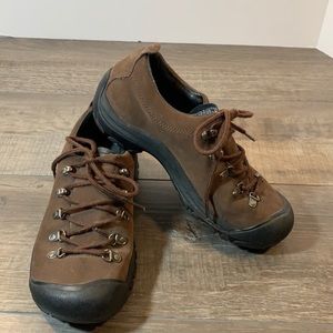 Keen brown leather hiking shoes size 8